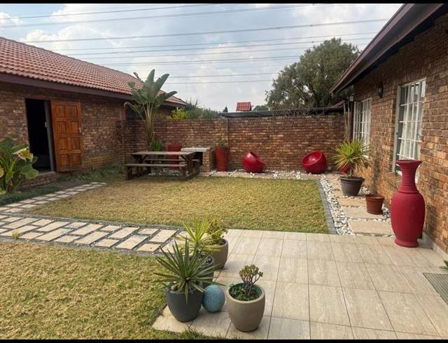 3 BEDROOM PROPERTY TO RENT IN MORELETAPARK